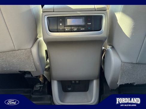 Used 2019 Toyota Highlander XLE AWD/4WD image 31