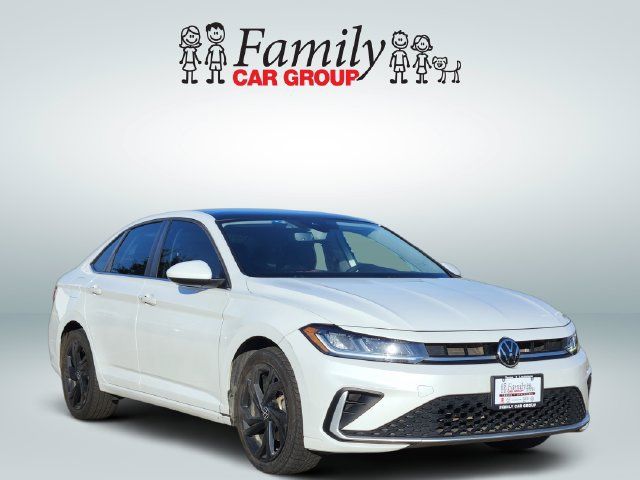 Used 2025 Volkswagen Jetta SE FWD image 2