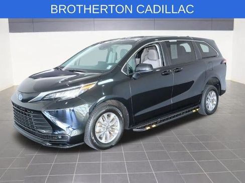 Used 2022 Toyota Sienna LE FWD image 2
