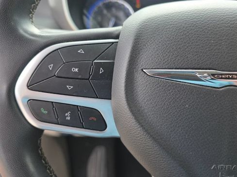 Used 2022 Chrysler Pacifica Touring-L w/ Uconnect Theater Family Group FWD image 16