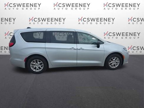 Used 2024 Chrysler Pacifica Touring-L FWD image 8
