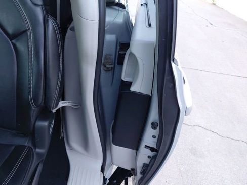 Used 2024 Chrysler Pacifica Touring-L FWD image 27