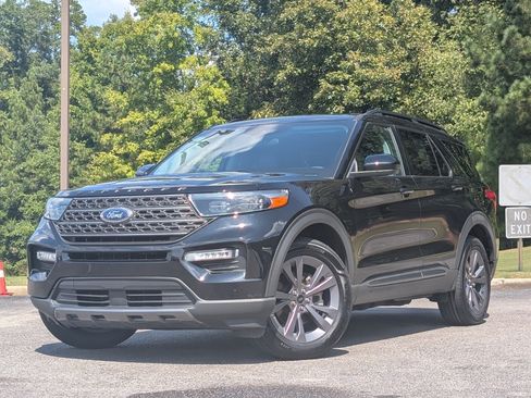 Used 2023 Ford Explorer XLT w/ Equipment Group 202A AWD/4WD image 4