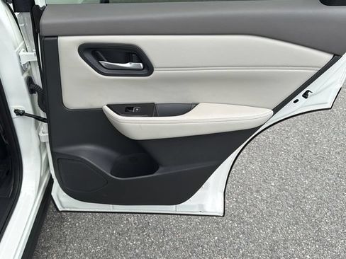 Used 2023 Nissan Rogue SL FWD image 16
