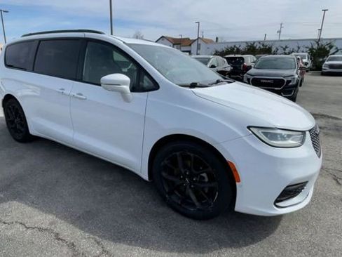 Used 2022 Chrysler Pacifica Limited w/ Uconnect Theater Family Group FWD image 3
