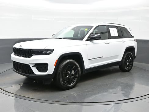 Used 2024 Jeep Grand Cherokee Altitude image 2