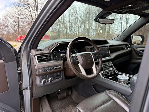 Used 2021 GMC Yukon XL Denali w/ Denali Premium Package image 13
