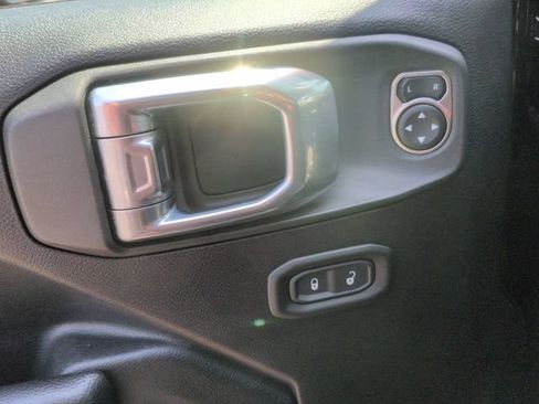 Used 2022 Jeep Wrangler Unlimited Rubicon w/ Dual Top Group AWD/4WD image 12