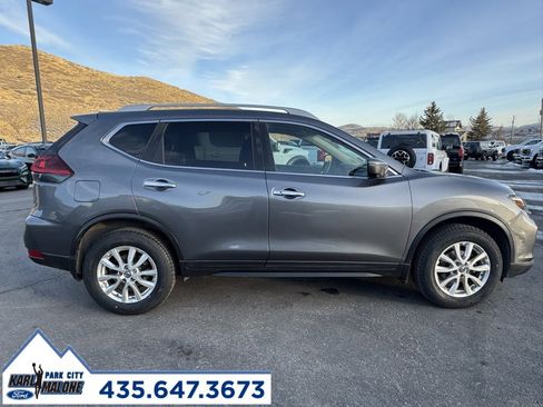 Used 2018 Nissan Rogue SV image 2