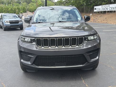 Used 2023 Jeep Grand Cherokee Laredo AWD/4WD image 2