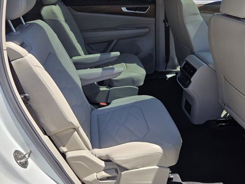 Used 2024 Volkswagen Atlas SE image 16