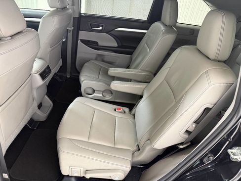 Used 2019 Toyota Highlander XLE AWD/4WD image 28