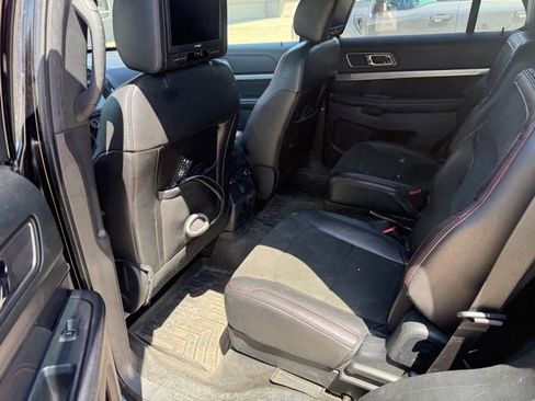Used 2018 Ford Explorer XLT w/ Equipment Group 202A AWD/4WD image 17