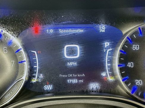 Used 2025 Chrysler Pacifica Limited image 17