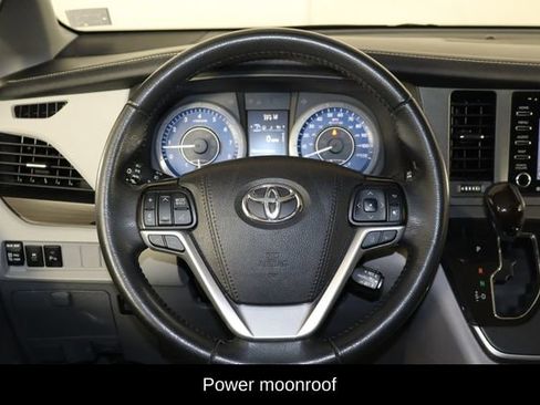 Used 2020 Toyota Sienna XLE w/ XLE Navigation Package FWD image 7