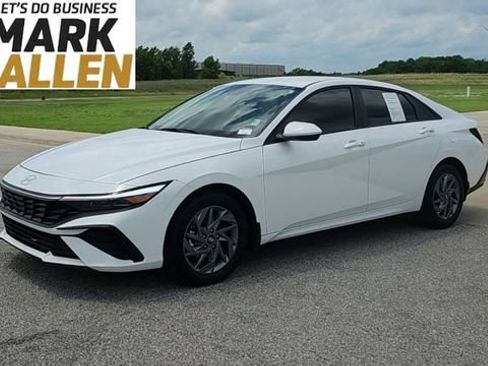 Used 2025 Hyundai Elantra Hybrid FWD image 4