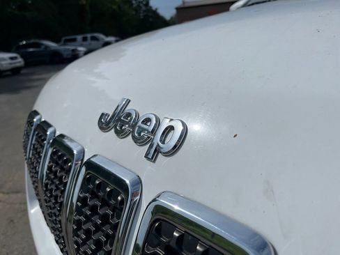 Used 2019 Jeep Cherokee Latitude w/ Popular Appearance Group AWD/4WD image 3