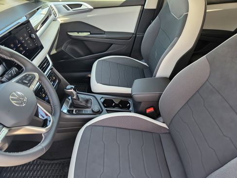 New 2025 Volkswagen Taos SE image 18
