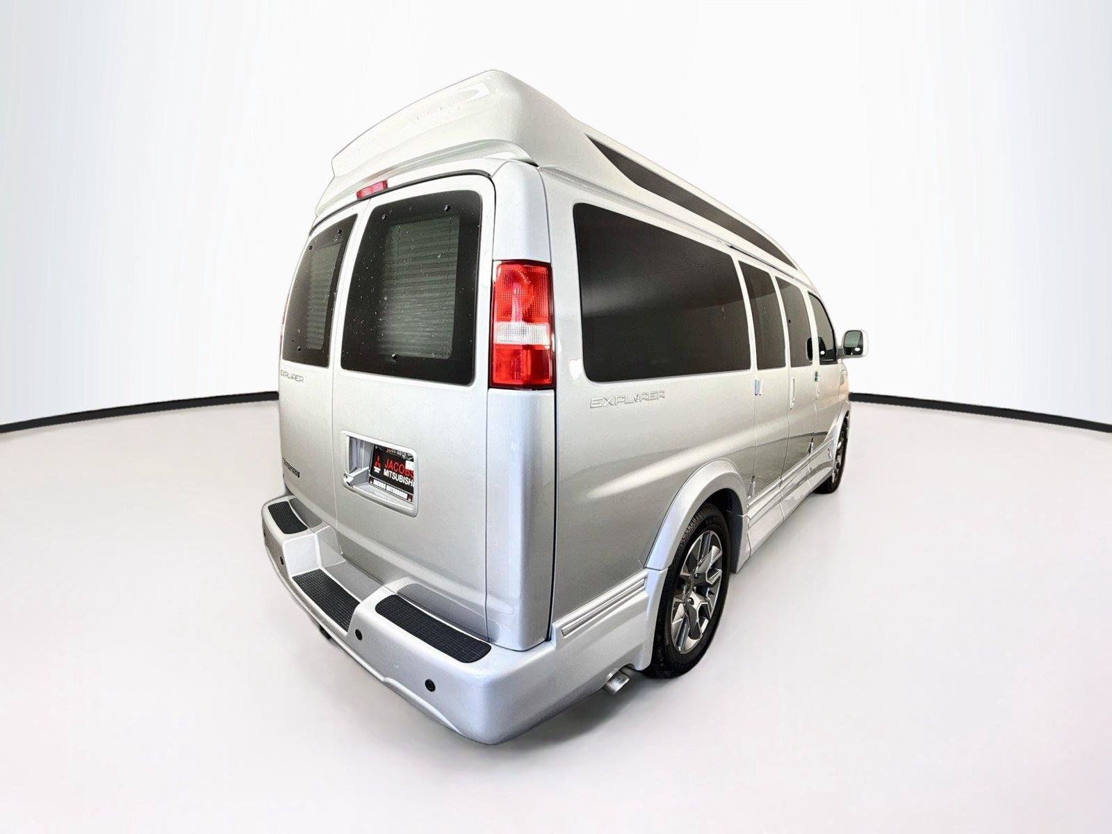 Used 2023 Chevrolet Express 2500 RWD image 3
