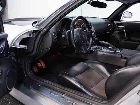 Used 2005 Dodge Viper SRT-10 image 4