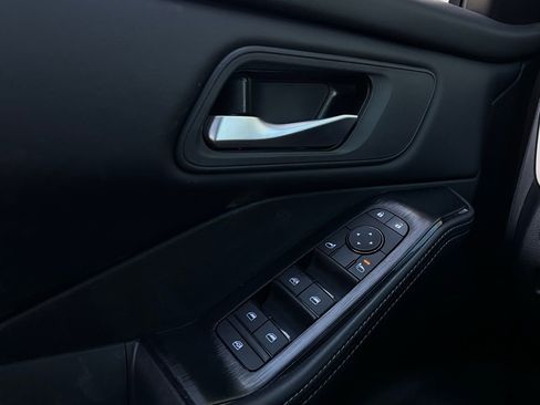 Used 2025 Nissan Rogue SV image 21