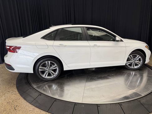 Used 2024 Volkswagen Jetta SE w/ Panoramic Sunroof Package image 12