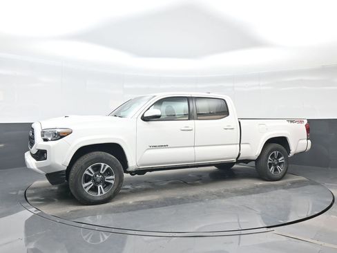 Used 2019 Toyota Tacoma TRD Sport AWD/4WD image 2