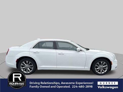 Used 2018 Chrysler 300 Touring AWD/4WD image 9