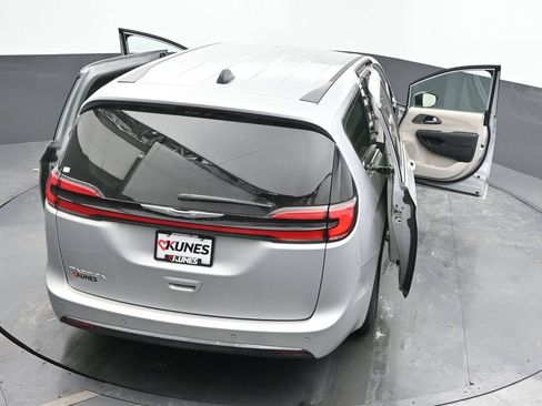 Used 2024 Chrysler Pacifica Touring-L FWD image 66