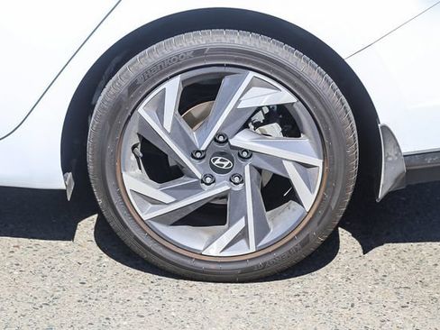 Certified 2025 Hyundai Elantra SEL FWD image 11