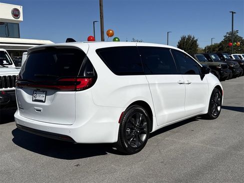 New 2026 Chrysler Pacifica Select image 5