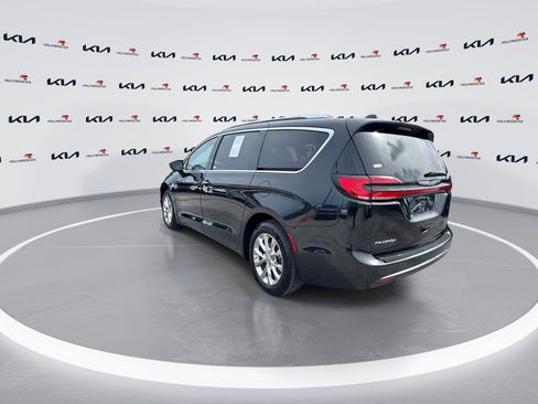 Used 2021 Chrysler Pacifica Touring-L FWD image 6