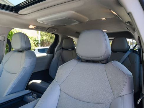Used 2021 Toyota Sienna Limited FWD image 17