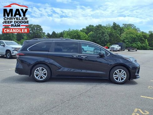 Used 2023 Toyota Sienna XSE w/ XSE Plus Package AWD/4WD image 2
