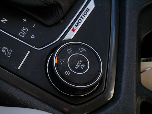 Used 2018 Volkswagen Tiguan SE w/ 3rd Row Seat Package image 31