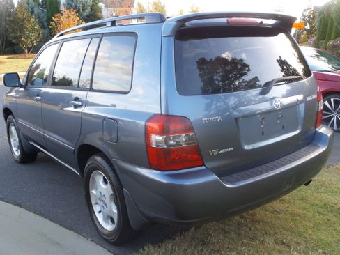 Used 2005 Toyota Highlander 4WD V6 w/ 3rd Row image 10
