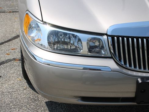 Used 2002 Lincoln Town Car Executive RWD image 38