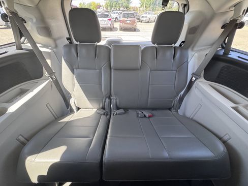 Used 2011 Volkswagen Routan SEL FWD image 42