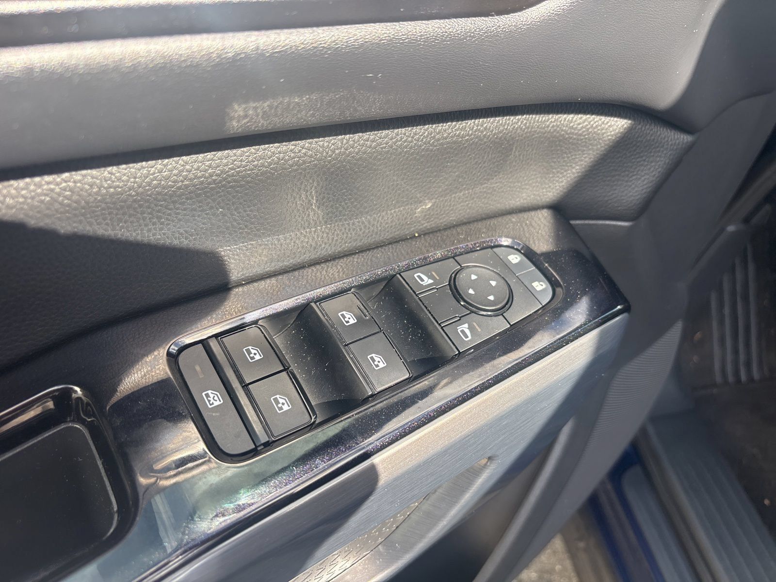 Used 2022 Nissan Pathfinder SL w/ SL Black Package AWD/4WD image 13