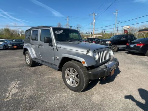 Used 2017 Jeep Wrangler Unlimited Sahara w/ Connectivity Group AWD/4WD image 2