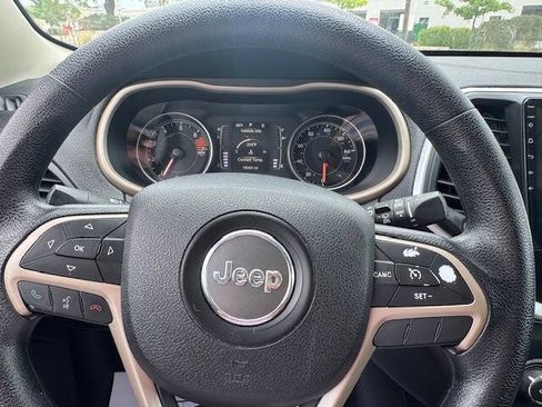 Used 2016 Jeep Cherokee Sport image 38