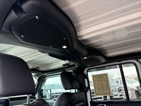 Used 2025 Jeep Gladiator Sport image 14