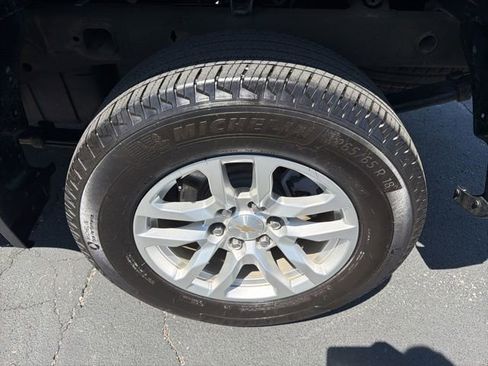 Used 2022 Chevrolet Silverado 1500 LT AWD/4WD image 9