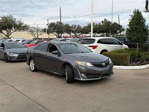 Used 2014 Toyota Camry SE image 3