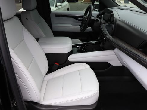 Used 2025 Chevrolet Tahoe Premier AWD/4WD image 40