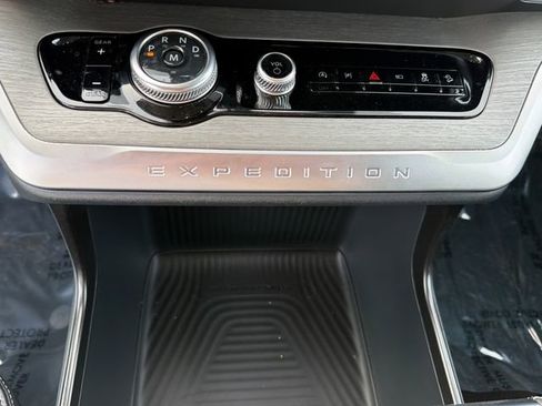 Used 2025 Ford Expedition Platinum AWD/4WD image 38