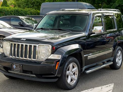 Used 2011 Jeep Liberty Limited w/ Chrome Accents Group AWD/4WD image 3