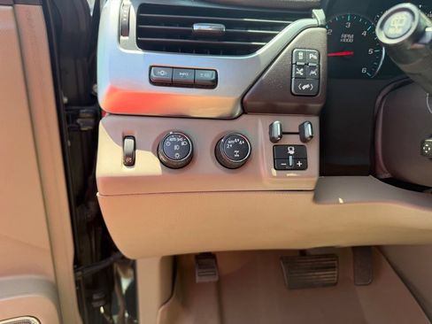 Used 2018 Chevrolet Suburban Premier AWD/4WD image 18