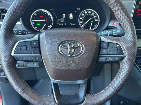 Used 2024 Toyota Sienna Platinum image 15