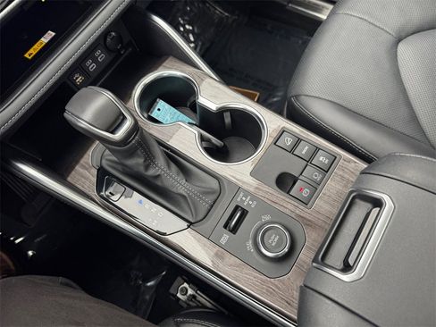 Used 2024 Toyota Highlander Platinum image 22